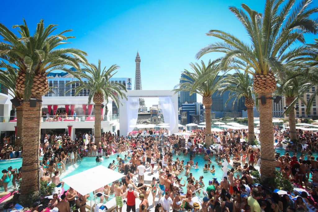 PARIS LAS VEGAS POOL DAY!! 🇫🇷 POOLS IN LAS VEGAS ARE OPEN