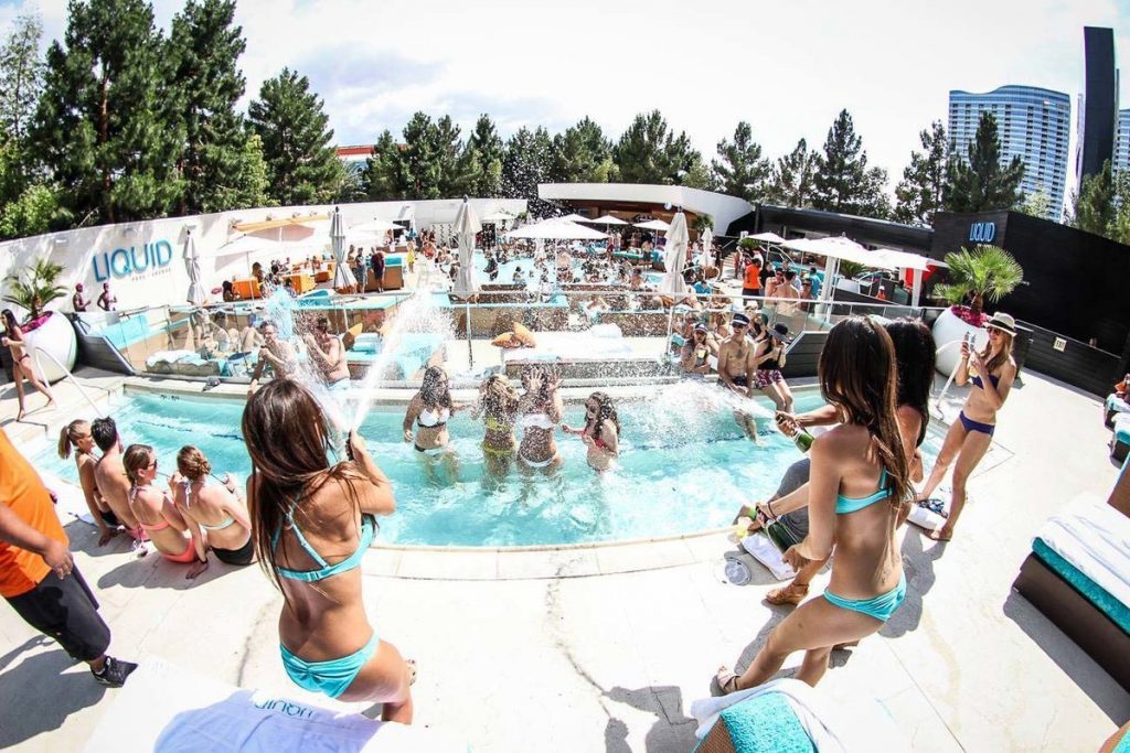 Why Vegas Pool Parties Are The Best Parties I've Ever Been To – Travel à la  Tendelle